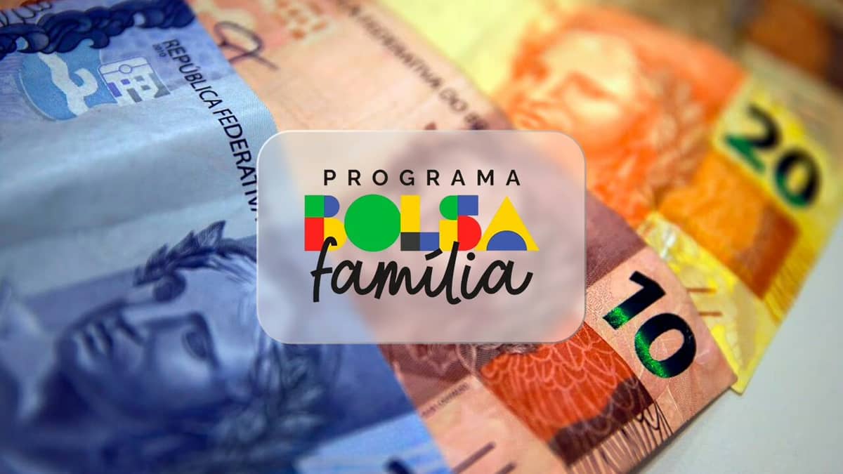 Notas de dinheiro e logo do Bolsa Família