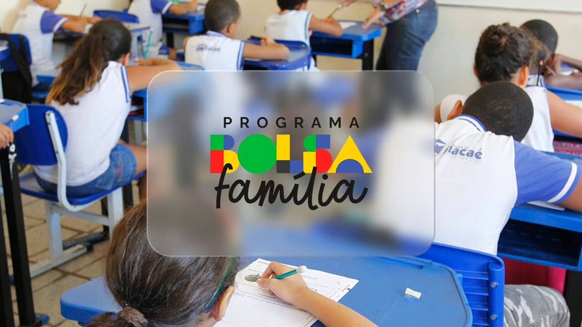 Crianças numa escola e logo do Bolsa Família