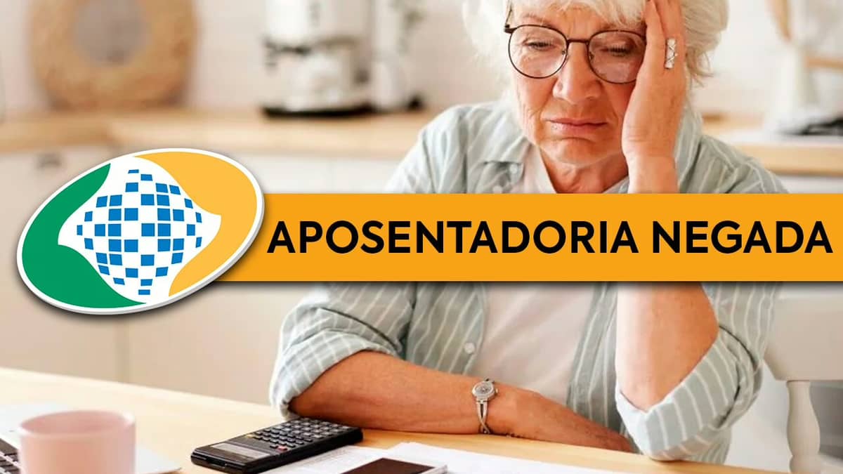 Idosa com mão no rosto, logo do INSS e escrito "Aposentadoria negada"