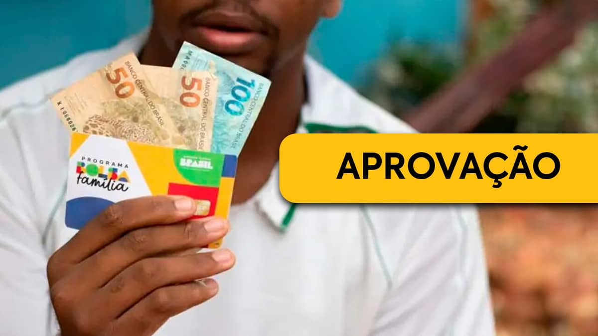 Homem segurando dinheiro e cartão do Bolsa Família e escrito "Aprovação"