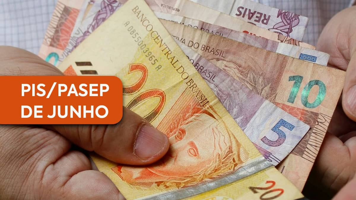 Mão segurando notas de dinheiro