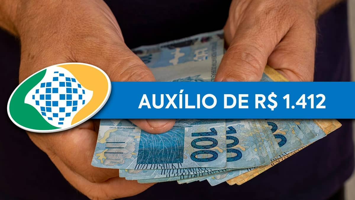 Mãos segurando notas de 100 reais, logo da Previdência Social e escrito "Auxílio de R$ 1.412"