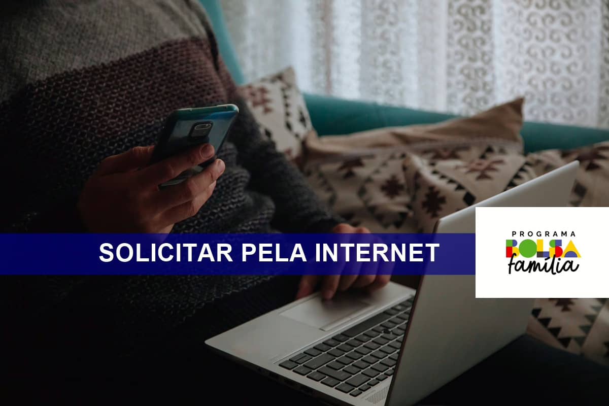 Homem sentado no sofá digitando no laptop