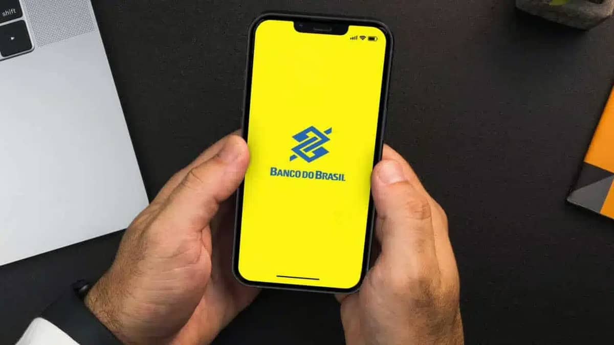 Celular com logo do Banco do Brasil
