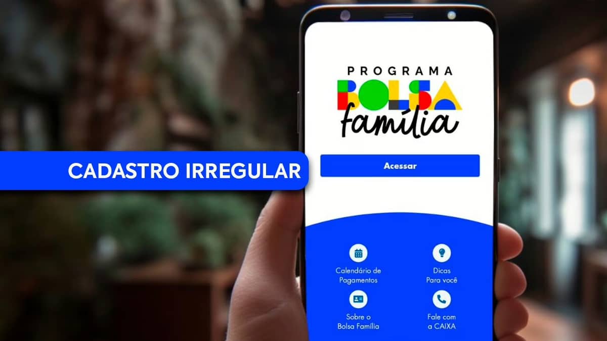 Mão segurando um celular com o site do Bolsa Família