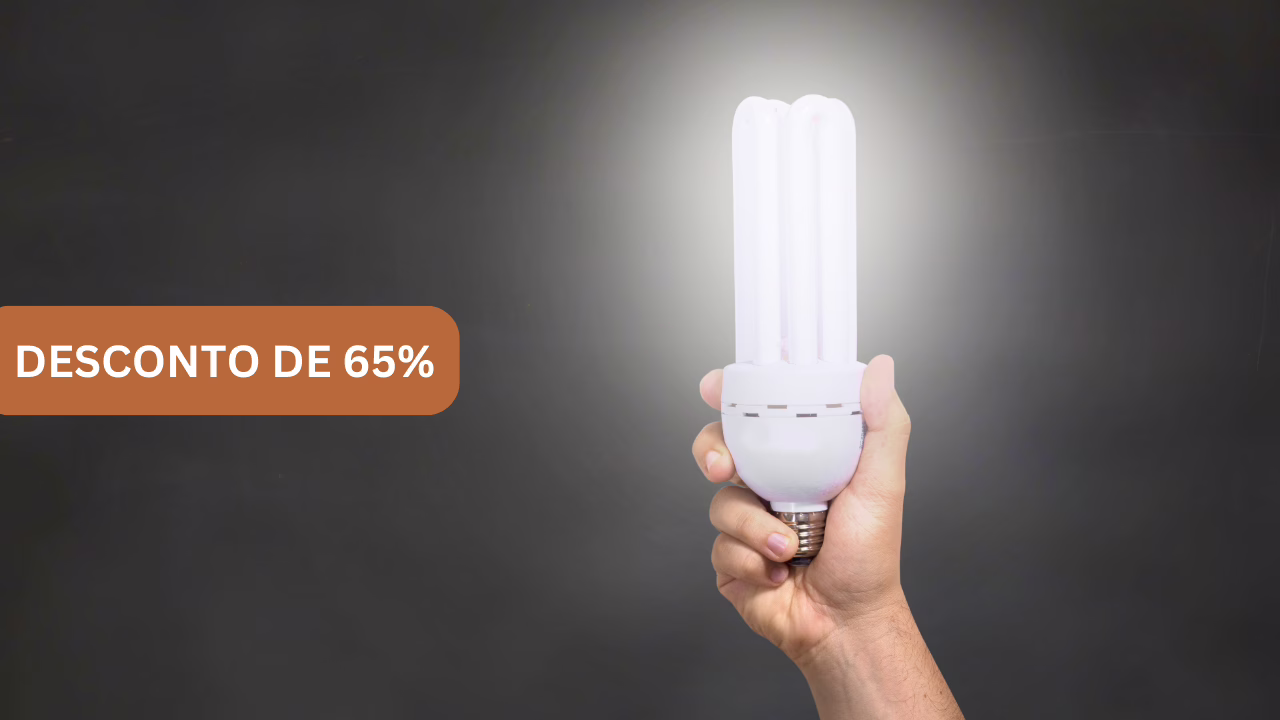 Mão segurando uma lâmpada