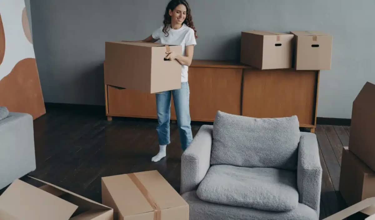 Mulher com caixas de papelão
