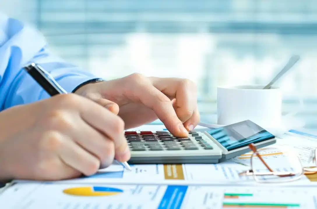 Pessoa mexendo numa calculadora