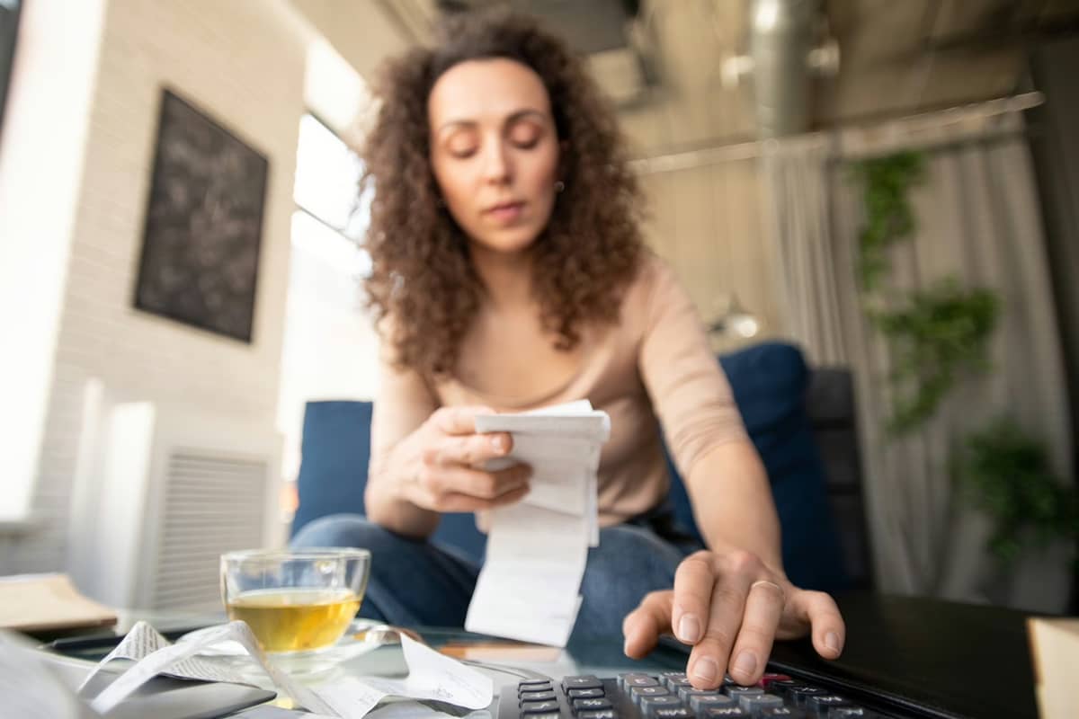 Feirões incentivam uso do 13º salário para quitações de dívidas! MULHERES