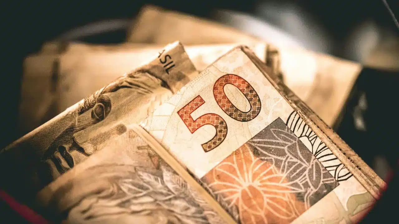 Governo LIBERA novo auxílio de R$ 2 MIL; veja se você pode RECEBER