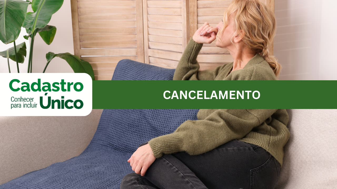 Mulher sentada em um sofá