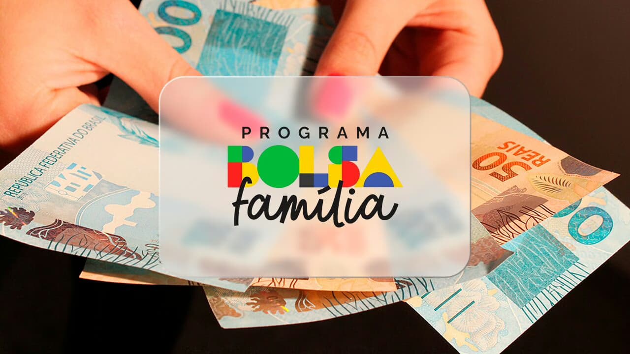 Mãos segurando dinheiro e logo do Bolsa Família