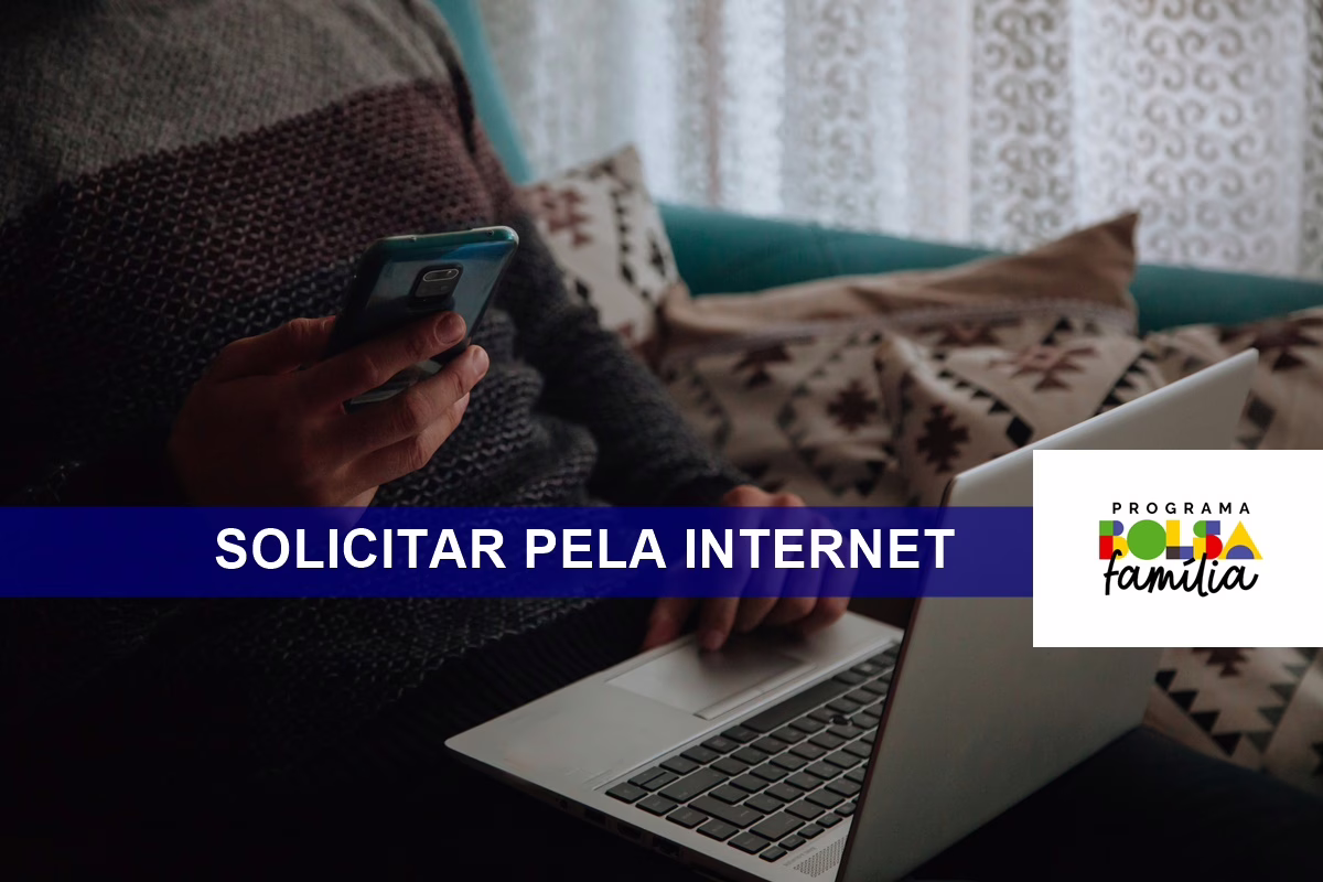 Homem sentado no sofá digitando no laptop