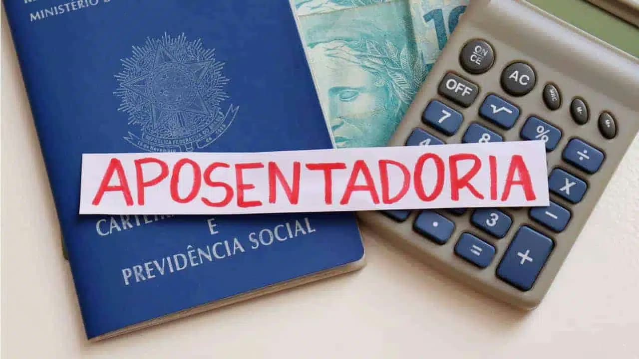 Na imagem: uma carteira de trabalho e uma calculadora - Reajuste na aposentadoria