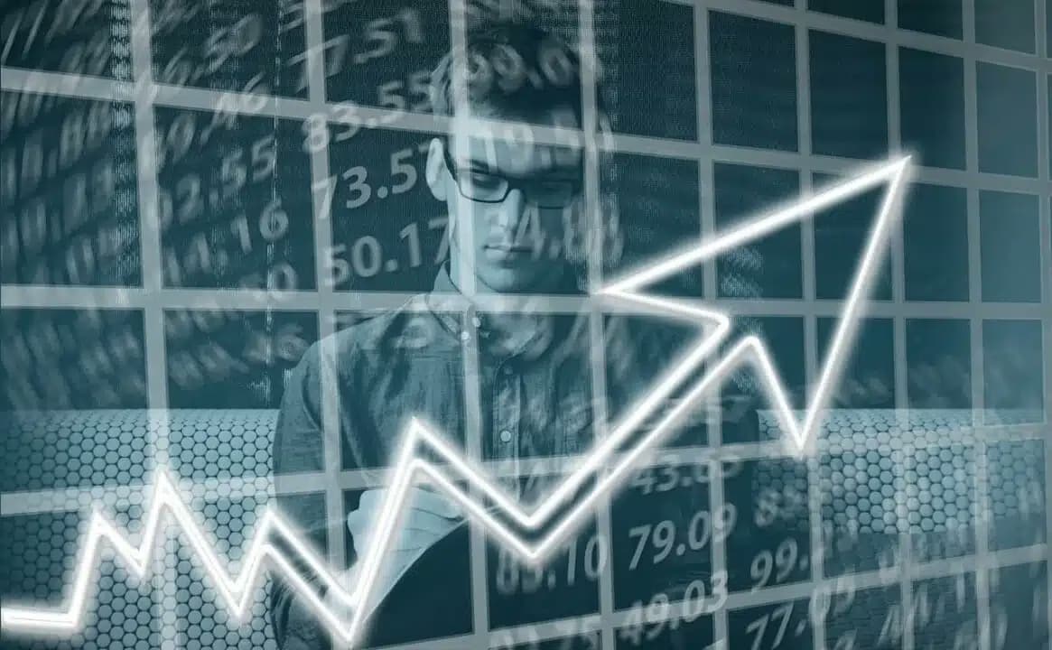 Homem com números e gráfico com seta crescente