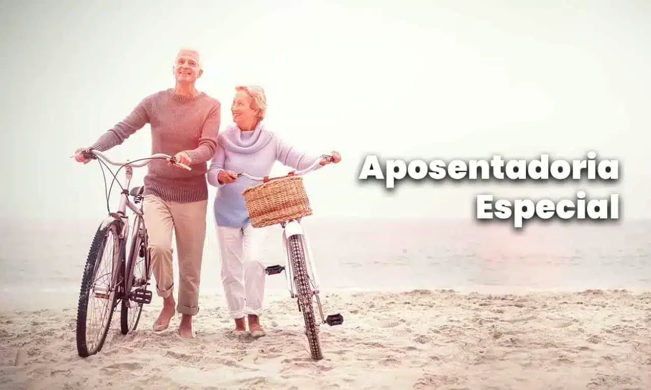 Um casal de idosos na praia e escrito ao lado "Aposentadoria Especial"