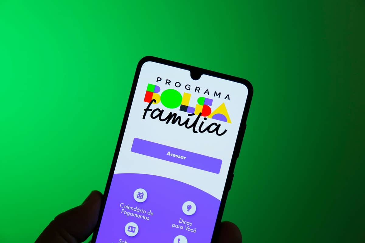 Notas de 50 reais e logo do Bolsa Família